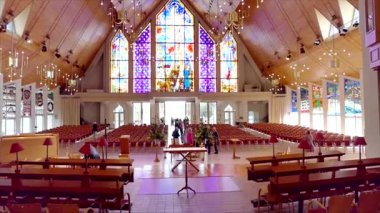 Kilisedeki cemaatler ibadet için toplanıyor. Kutlamalar ve cenazelere tapıyorlar.