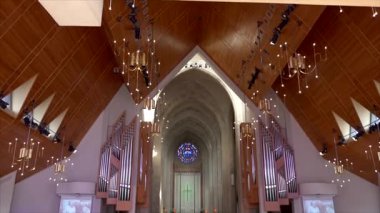 Kilisedeki cemaatler ibadet için toplanıyor. Kutlamalar ve cenazelere tapıyorlar.