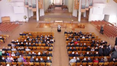 Kilisedeki cemaatler ibadet için toplanıyor. Kutlamalar ve cenazelere tapıyorlar.