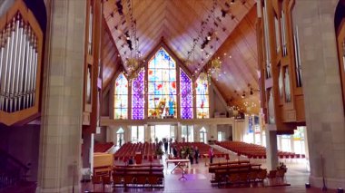 Kilisedeki cemaatler ibadet için toplanıyor. Kutlamalar ve cenazelere tapıyorlar.