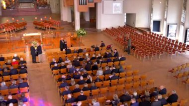 Kilisedeki cemaatler ibadet için toplanıyor. Kutlamalar ve cenazelere tapıyorlar.