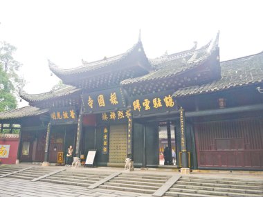Çin, Emei, 01.01.2025 Budist Konfüçyüsçülüğe ve Taoizm 'e tapan Baoguo tapınağını ziyaret eden turistler.