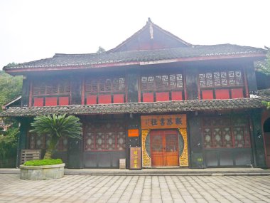 Çin, Emei, 01.01.2025 Budist Konfüçyüsçülüğe ve Taoizm 'e tapan Baoguo tapınağını ziyaret eden turistler.