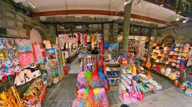 Çin, Leshan, 01.01.2025 HuangLong 'da yürüyen caddeyi ziyaret eden turist kasabaya seslendi.