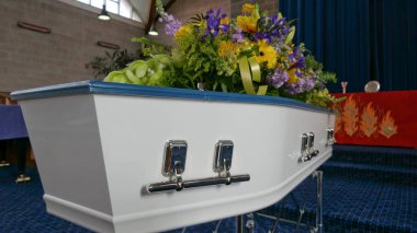 Büyük ahşap bir cenaze tabutunun ya da kilisedeki tabutun yakın plan çekimi.