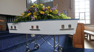 Büyük ahşap bir cenaze tabutunun ya da kilisedeki tabutun yakın plan çekimi.