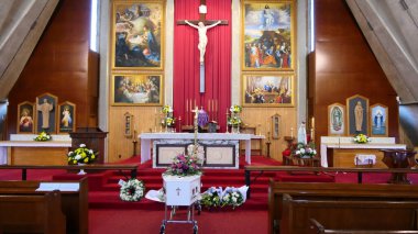 Büyük ahşap bir cenaze tabutunun ya da kilisedeki tabutun yakın plan çekimi.