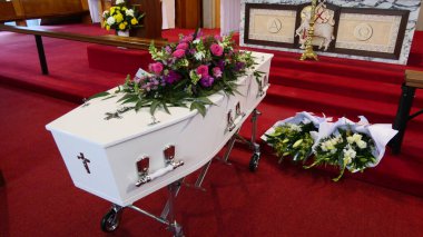 Büyük ahşap bir cenaze tabutunun ya da kilisedeki tabutun yakın plan çekimi.