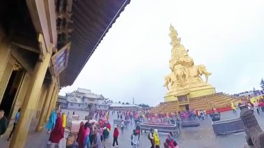 Altın Buda 'nın Çin' deki Emei Dağı 'nın tepesindeki fil heykeline binişi.