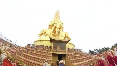 Altın Buda 'nın Çin' deki Emei Dağı 'nın tepesindeki fil heykeline binişi.