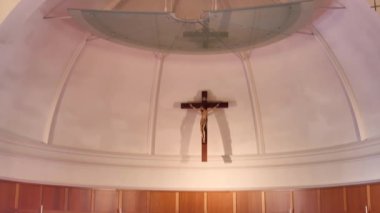 Cenaze töreni için hazırlanmış geniş bir kilise şapeli görüntüsü.