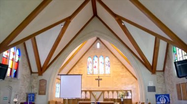 Cenaze töreni için hazırlanmış geniş bir kilise şapeli görüntüsü.