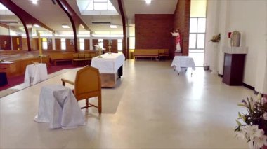 Cenaze töreni için hazırlanmış geniş bir kilise şapeli görüntüsü.