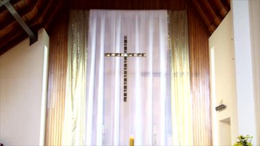 Cenaze töreni için hazırlanmış geniş bir kilise şapeli görüntüsü.