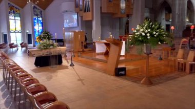 Cenaze töreni için hazırlanmış geniş bir kilise şapeli görüntüsü.