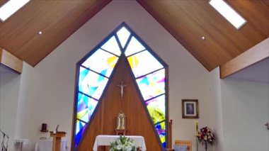 Cenaze töreni için hazırlanmış geniş bir kilise şapeli görüntüsü.