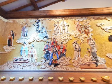 Ayrıntılı bir duvar resmi antik Çin tanrılarının bulutların üzerinde, geleneksel cübbeler içinde, cennette durmalarını içerir.