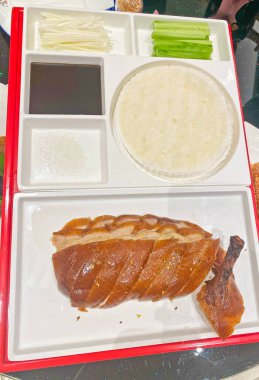 Çıtır derili nefis bir Pekin ördeği tabağı, krep, soğan, salatalık ve hoisin sosu, bento tarzı bir kutuda sunulur.