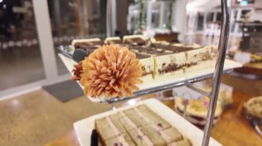 Bir kadeh lezzetli tatlı, şeker, şeker ve meyve.