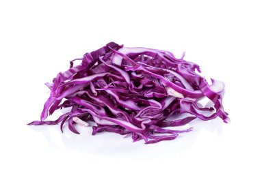 beyaz zemin üzerine kırmızı lahana dilimlenmiş