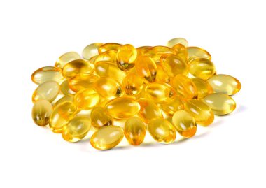 Morina ciğeri yağı omega 3 jel kapsülleri beyaz arka planda izole