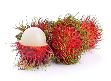 beyaz arkaplanda rambutan meyvesi.