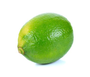 Beyaz arkaplanda izole edilmiş taze kireç.