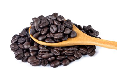 Kahve çekirdeği beyaz arka planda izole edilmiş.