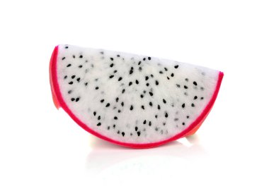 Beyaz arkaplanda Ejder Meyvesi izole