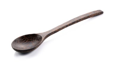 Tahta kaşık beyaz arka planda izole edilmiş.