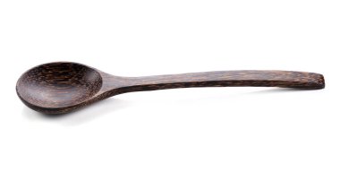 Tahta kaşık beyaz arka planda izole edilmiş.