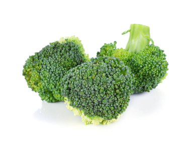 Brokoli beyaz arkaplanda izole edildi