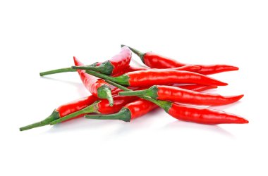 Kırmızı biber beyaz arkaplanda izole edilmiş.