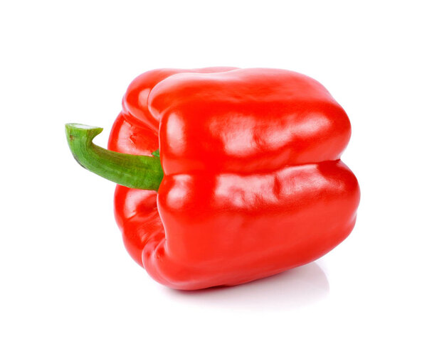 красный перец изолирован на белом фоне