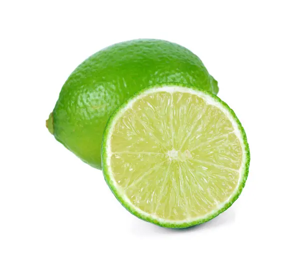 Limes beyaz zemin üzerine izole dilimleri ile.