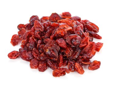 Beyaz arka planda kurumuş kızılcık.