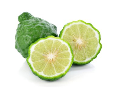 Beyaz arka planda izole edilmiş Bergamot meyvesi .