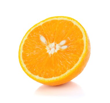 Beyaz arka plan üzerinde izole portakal dilimleri