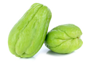 Beyaz arkaplanda taze Chayote