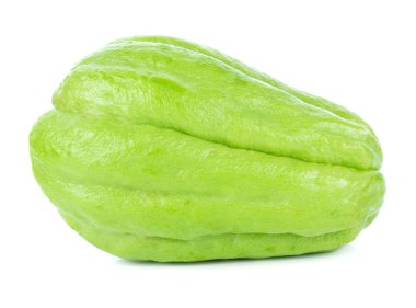 Beyaz arkaplanda taze Chayote