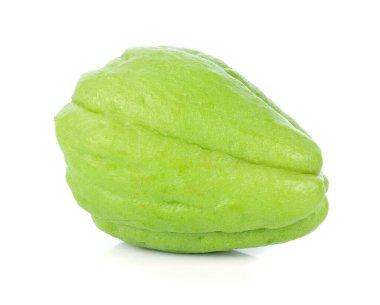 Beyaz arkaplanda taze Chayote