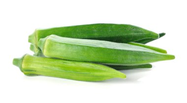 taze bamya veya beyaz zemin üzerine yeşil roselle.