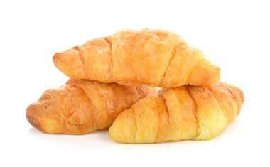 beyaz zemin üzerine lezzetli kruvasan