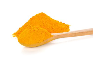 Beyaz arkaplanda izole edilmiş zerdeçal tozu.