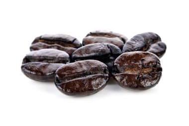 Kızarmış kahve çekirdekleri beyaz arka planda izole edilmiş.