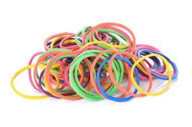 Beyaz arkaplanda renkli lastik bantlar