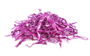 beyaz zemin üzerine kırmızı lahana dilimlenmiş