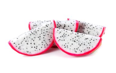 Ejder Meyvesi beyaz arkaplanda izole.