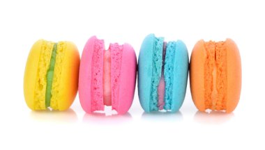 beyaz zemin üzerine lezzetli renkli acıbadem kurabiyesi