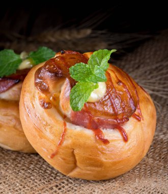 ahşap arka planda jambon ekmeği.